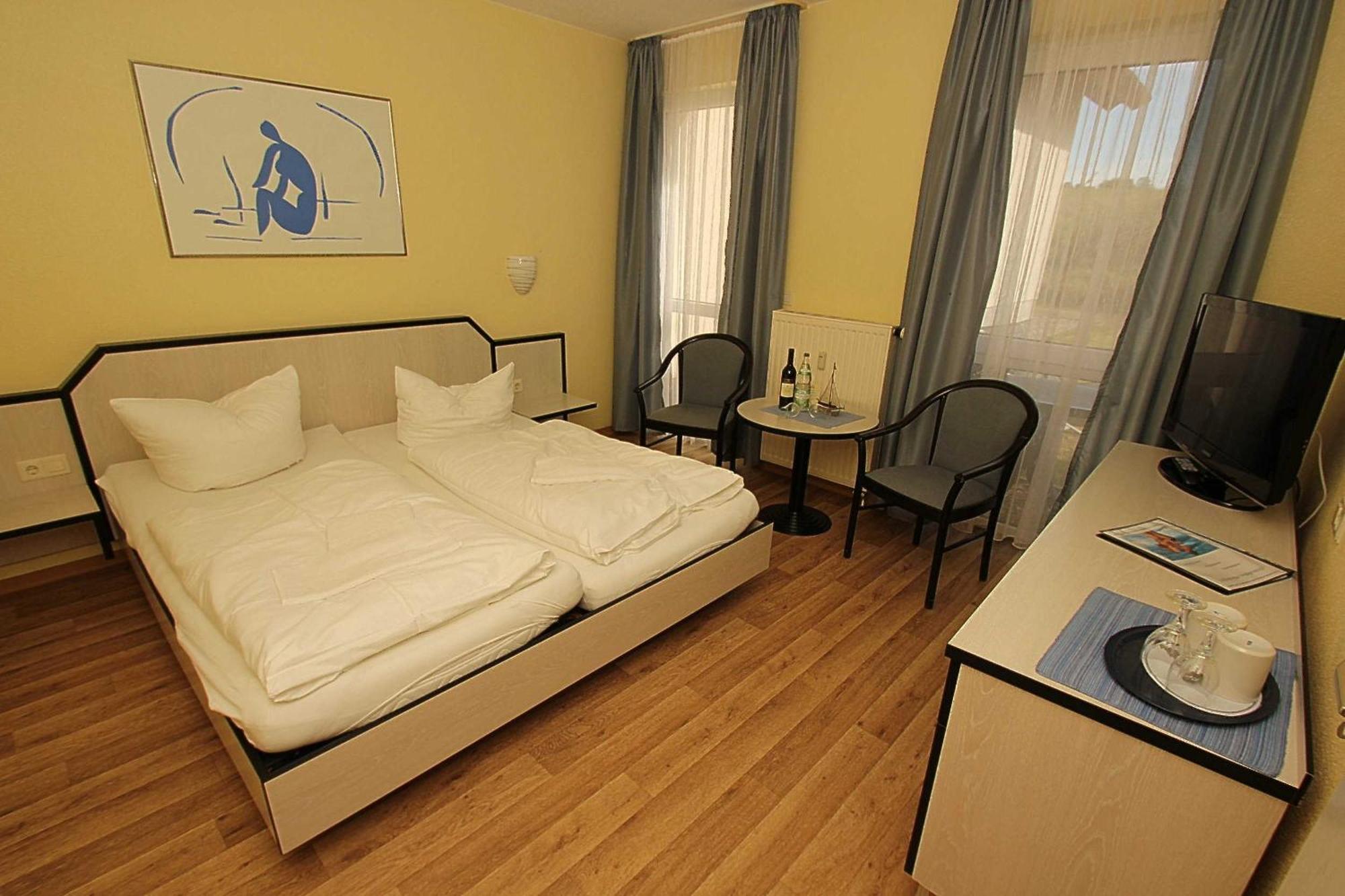 Strandhaus Moenchgut Bed & Breakfast Lobbe 괴렌 외부 사진