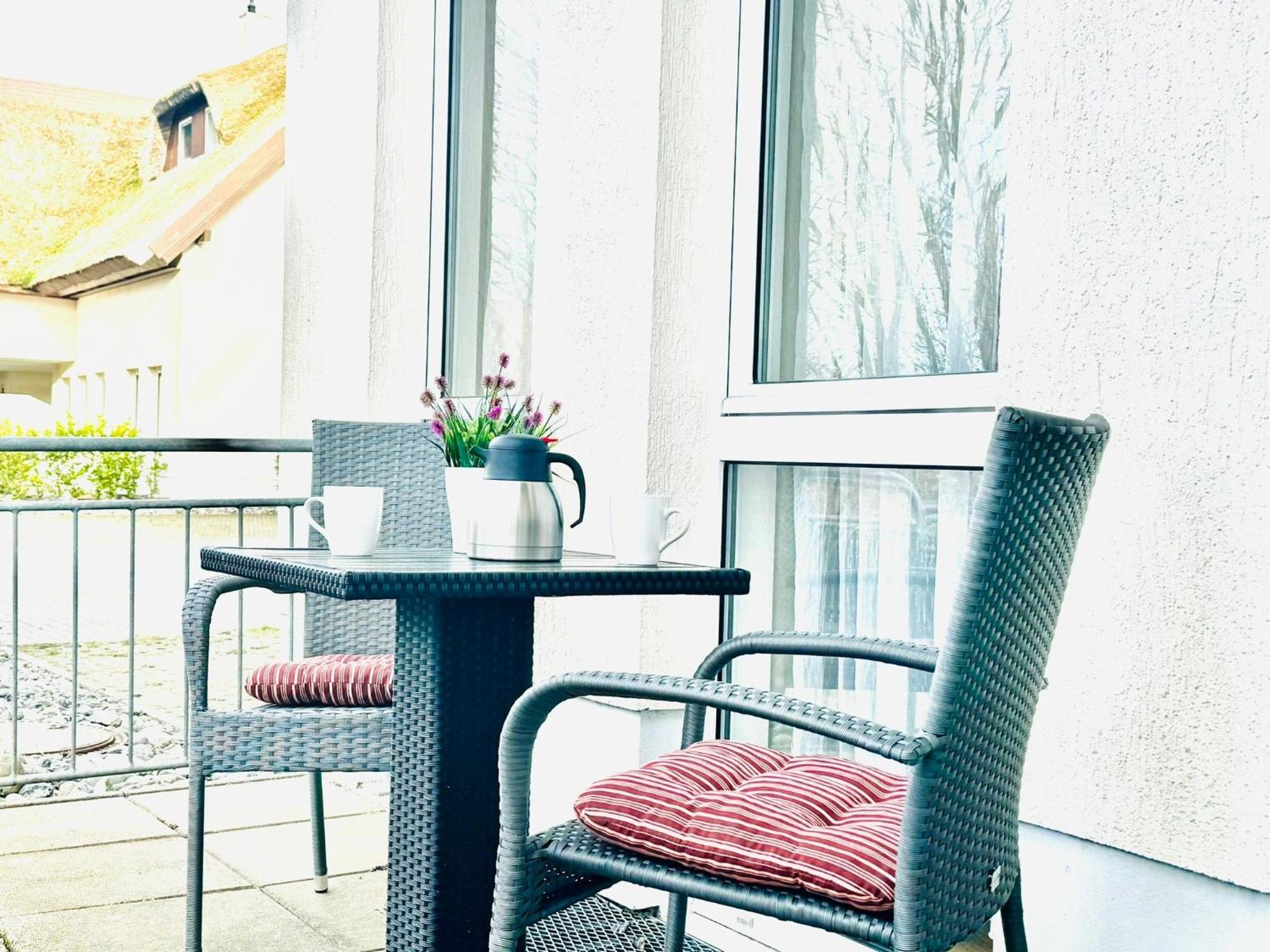 Strandhaus Moenchgut Bed & Breakfast Lobbe 괴렌 외부 사진