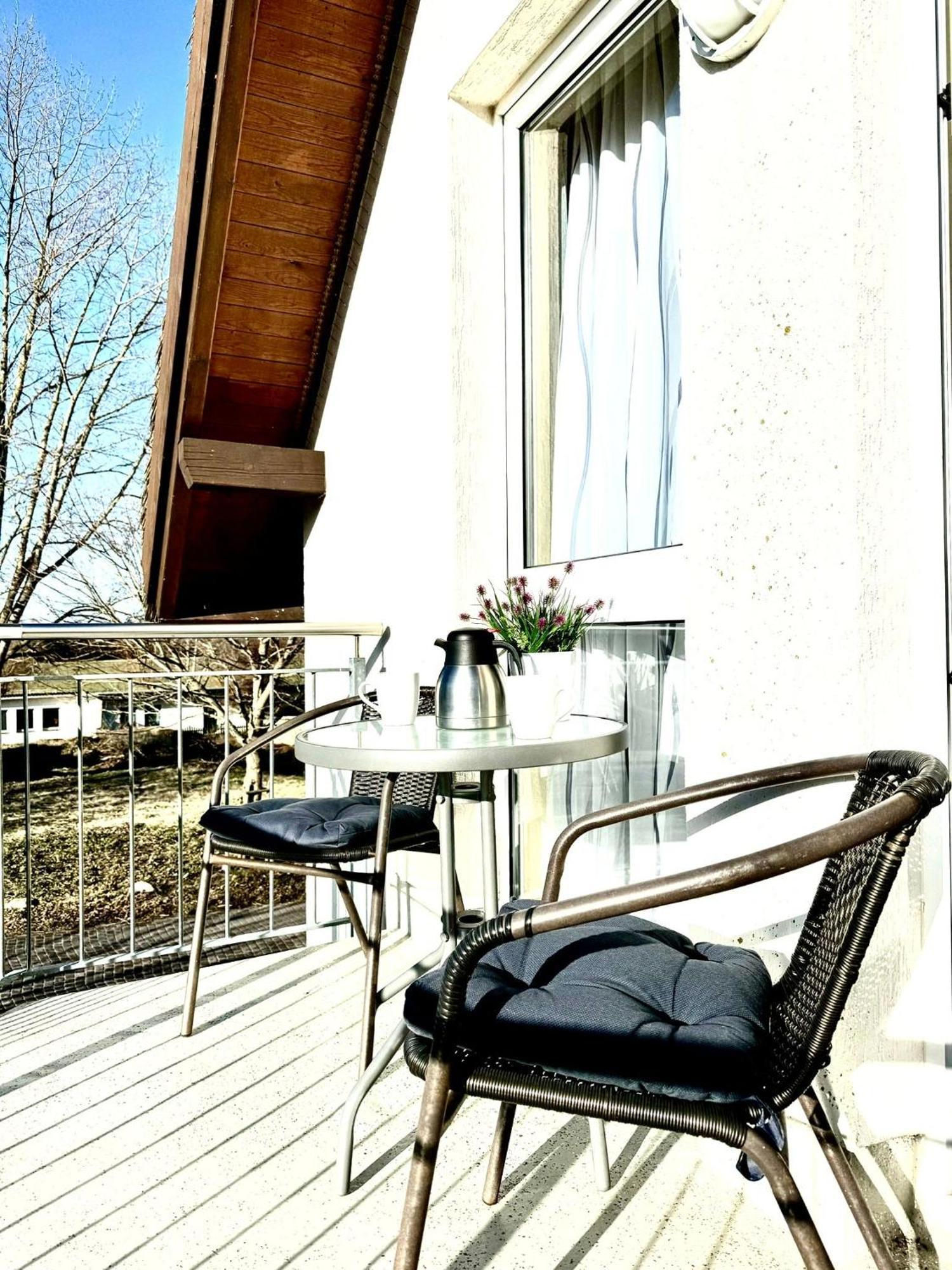 Strandhaus Moenchgut Bed & Breakfast Lobbe 괴렌 외부 사진
