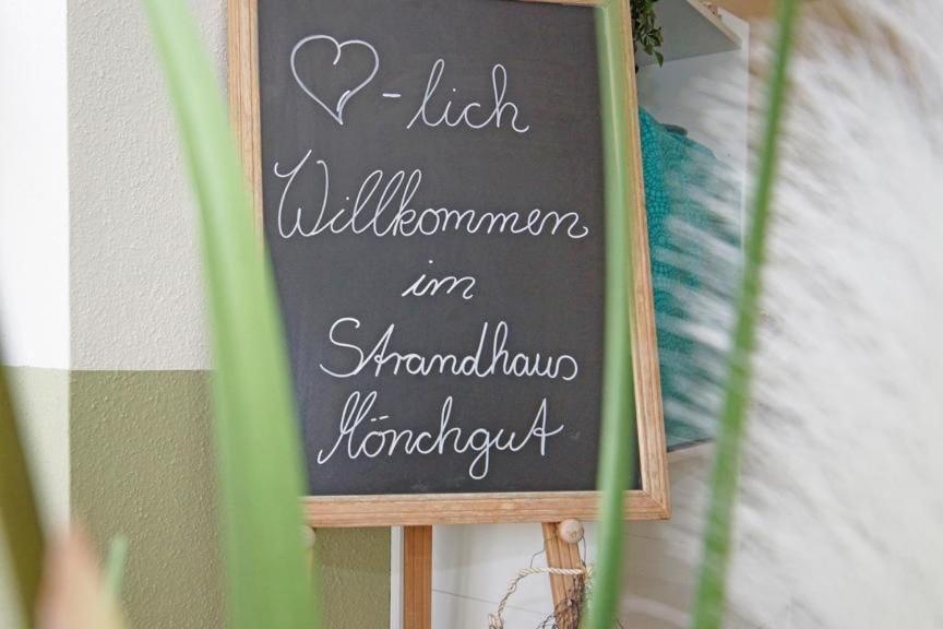 Strandhaus Moenchgut Bed & Breakfast Lobbe 괴렌 외부 사진